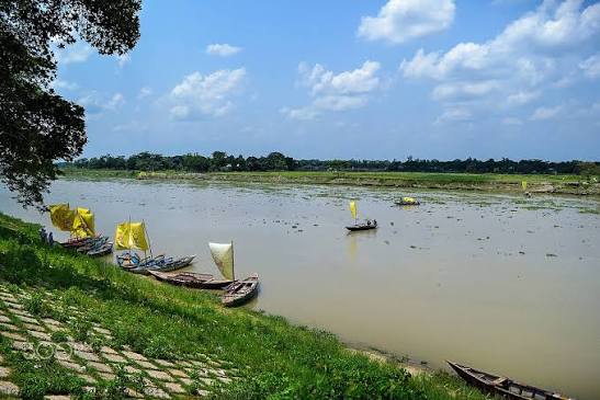 পুরাতন ব্রহ্মপুত্রে নৌকা ও ভিটি